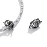 Verspielte schwarze Katze als Charm – baumelnd am Armband, humorvoll & liebevoll gestaltet, ideal für Katzenfans.