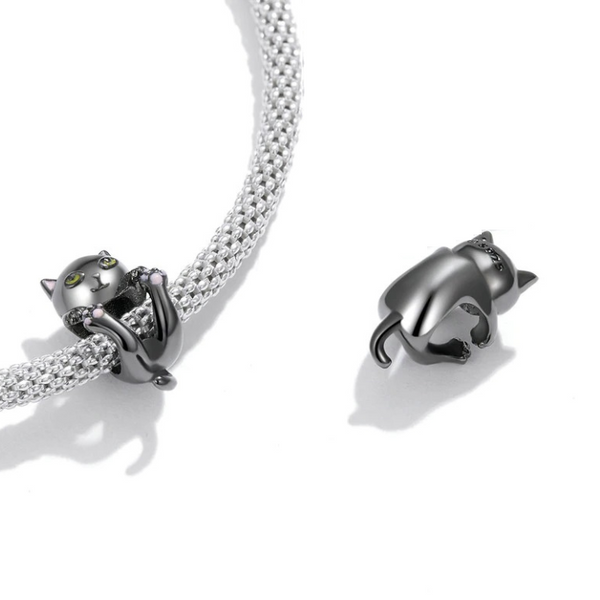 Verspielte schwarze Katze als Charm – baumelnd am Armband, humorvoll & liebevoll gestaltet, ideal für Katzenfans.