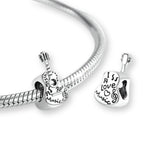 Gitarre Charm aus 925er Silber – filigraner Musik-Anhänger für Musiker & Musikliebhaber, tragbar an Armband oder Kette.