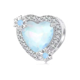Herz Schneezauber Charm aus 925er Silber mit Blue Ice Kristall, umrahmt von Schneeflocken und kleinen Kristallen – perfekter Winteranhänger fürs Charm-Armband.