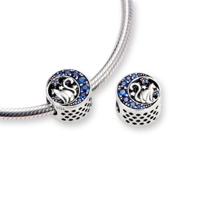 Charm-Anhänger mit Katze im blauen Halbmond – besetzt mit vielen funkelnden Kristallen, mystisch & elegant.