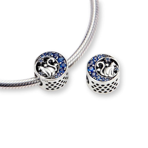 Charm-Anhänger mit Katze im blauen Halbmond – besetzt mit vielen funkelnden Kristallen, mystisch & elegant.