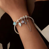 Seestern Charm aus 925er Silber mit strukturierter Oberfläche – maritimer Anhänger als Symbol für Stärke, Regeneration und das Meer.