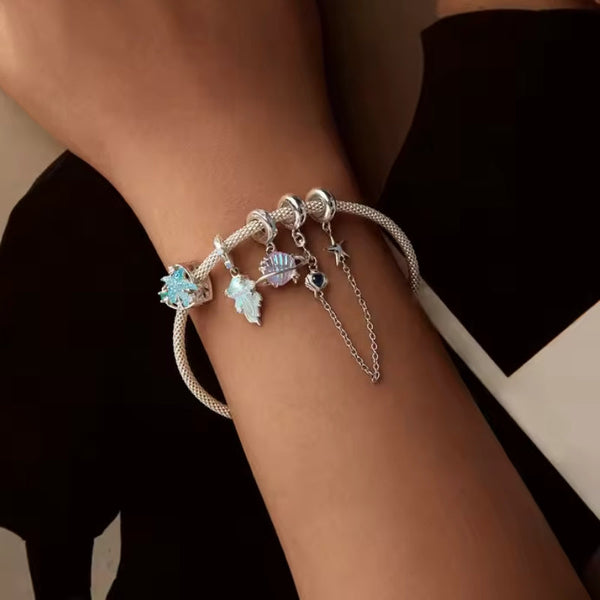 Seestern Charm aus 925er Silber mit strukturierter Oberfläche – maritimer Anhänger als Symbol für Stärke, Regeneration und das Meer.