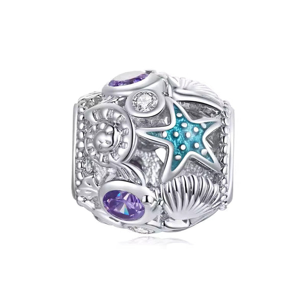 Unterwasser Charm aus 925er Silber mit Muschel- und Seestern-Motiven in Lila und Blau – maritimer Anhänger als Symbol für Ruhe und Meeresmagie.