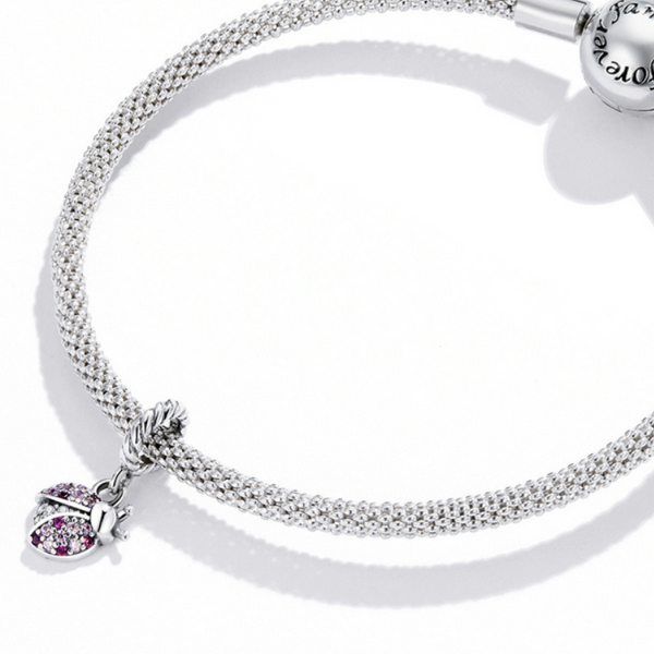Marienkäfer Charm aus 925er Silber – liebevoll gestalteter Anhänger als Glücksbringer und Symbol für Hoffnung, Schutz und Lebensfreude.