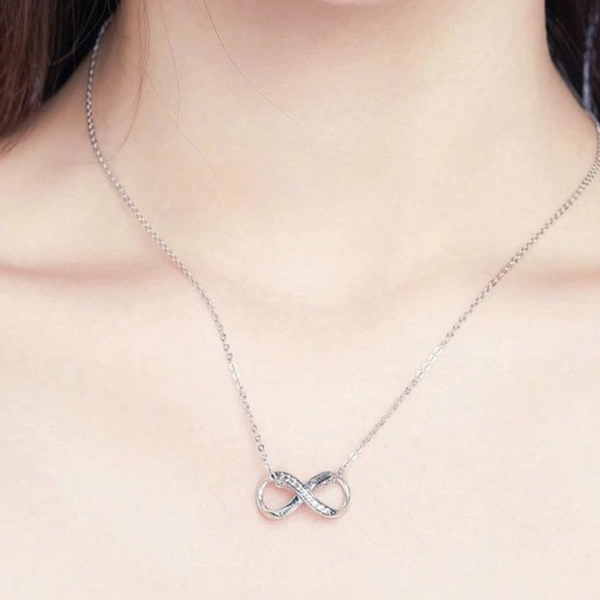 Family Forever, Unendlichkeits Charm-Anhänger aus 925er Silber mit Kristallen – funkelndes Infinity-Symbol für Liebe, Familie & ewige Verbindung.