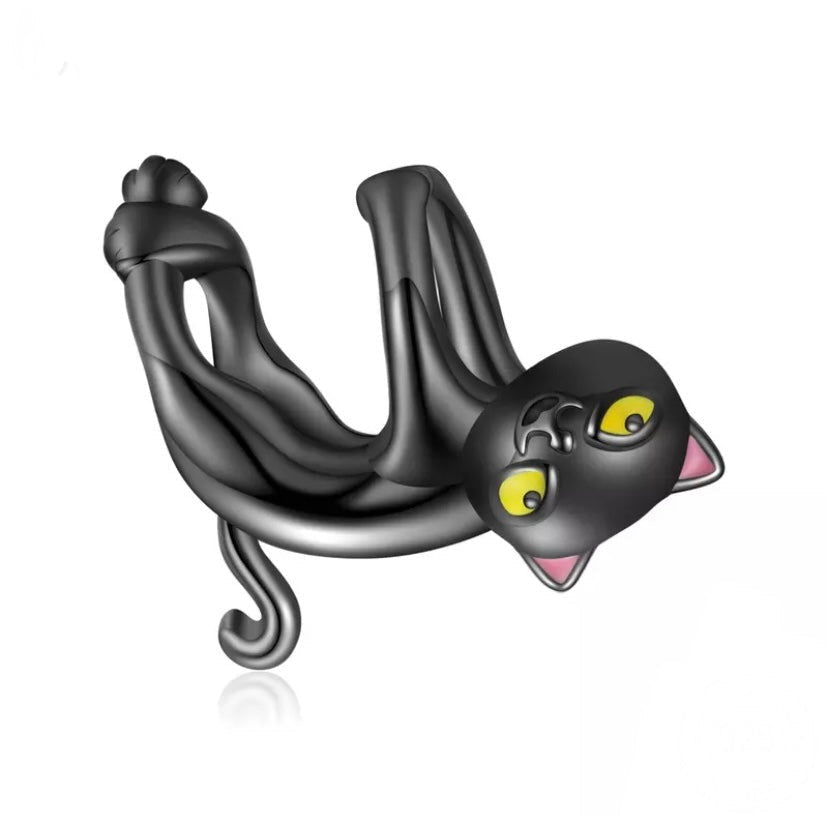 Verspielte schwarze Katze als Charm – baumelnd am Armband, humorvoll & liebevoll gestaltet, ideal für Katzenfans.