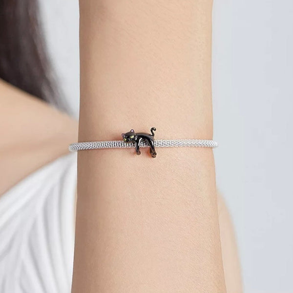Verspielte schwarze Katze als Charm – baumelnd am Armband, humorvoll & liebevoll gestaltet, ideal für Katzenfans.