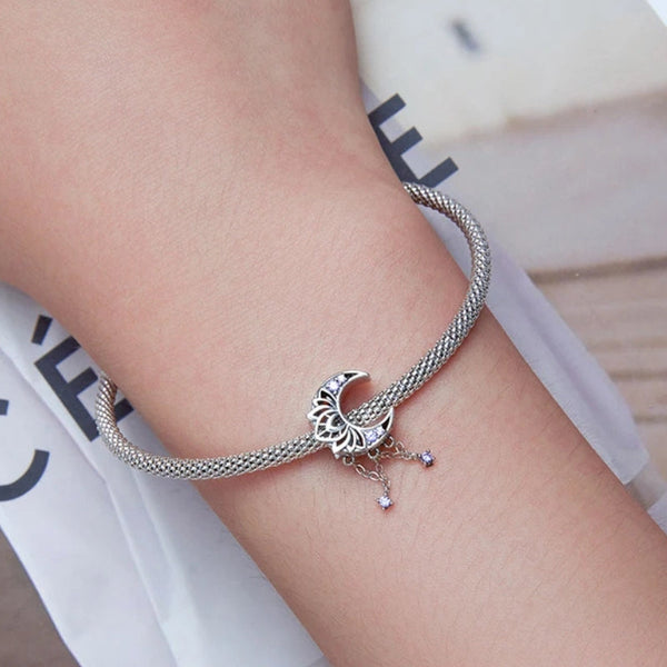 Mond-Lotus Charm-Anhänger aus 925er Silber mit lila Kristallen – spiritueller Schmuck für Balance, Wachstum und Achtsamkeit.