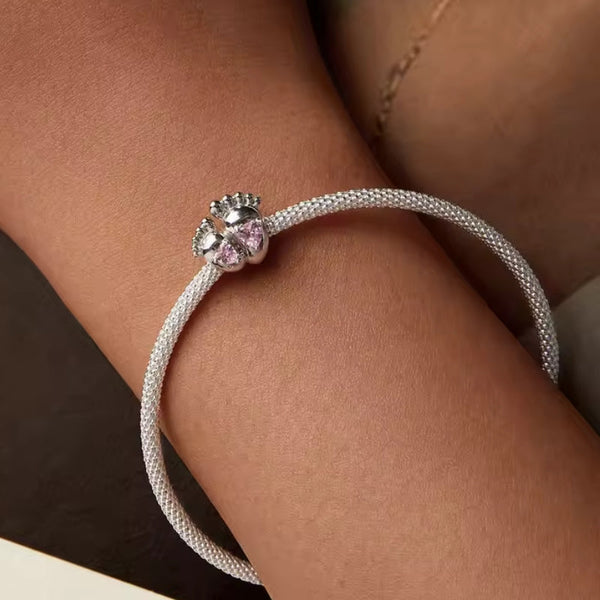 Baby Füßchen Charm aus 925er Sterlingsilber mit zwei rosa Herz-Kristallen – liebevoller Charm zur Geburt für Armband.