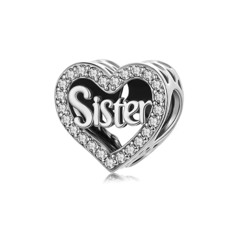 Schwester Herz Charm aus 925er Sterlingsilber mit zwei Schwestern Kopf an Kopf und Sister Gravur, umrahmt von Kristallen.