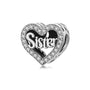 Schwester Herz Charm aus 925er Sterlingsilber mit zwei Schwestern Kopf an Kopf und Sister Gravur, umrahmt von Kristallen.