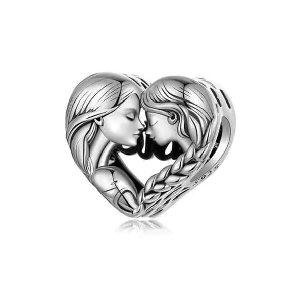 Schwester Herz Charm aus 925er Sterlingsilber mit zwei Schwestern Kopf an Kopf und Sister Gravur, umrahmt von Kristallen.