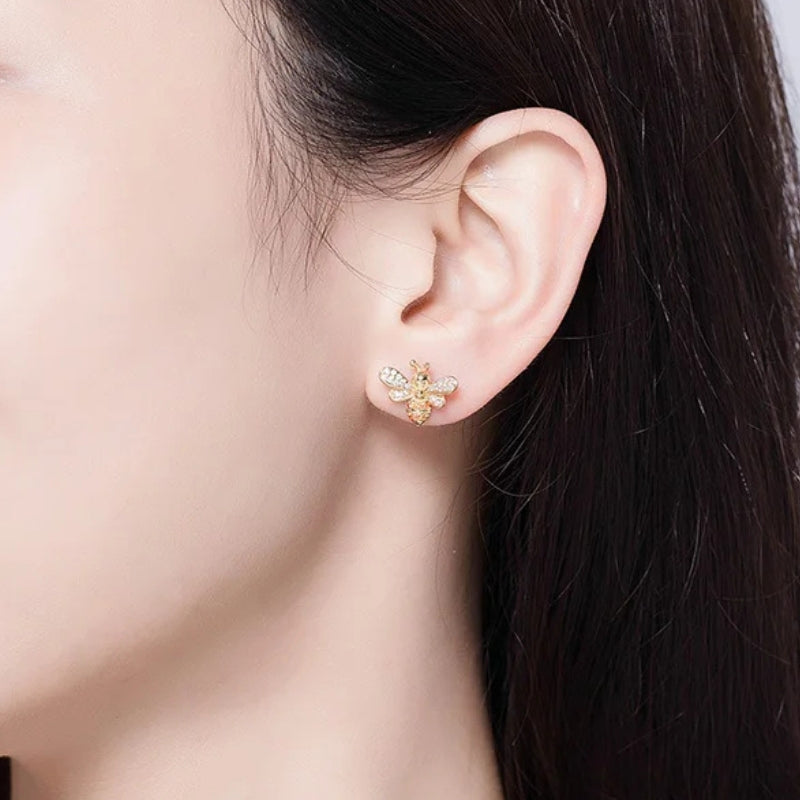 Filigrane Bienen Ohrstecker mit funkelnden Kristallen – eleganter Naturschmuck für Naturliebhaber & Trendsetter. 🐝✨