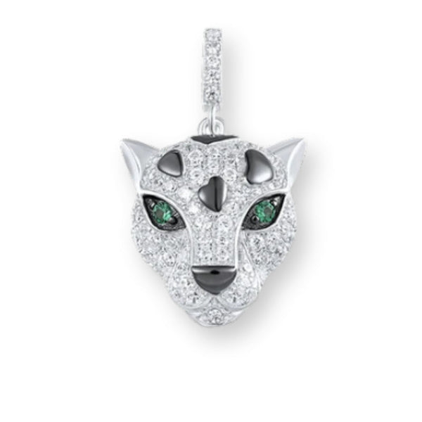 Leopard Anhänger aus 925er Silber mit grünen Kristallaugen – symbolträchtiger Talisman für Stärke, Intuition und Eleganz.