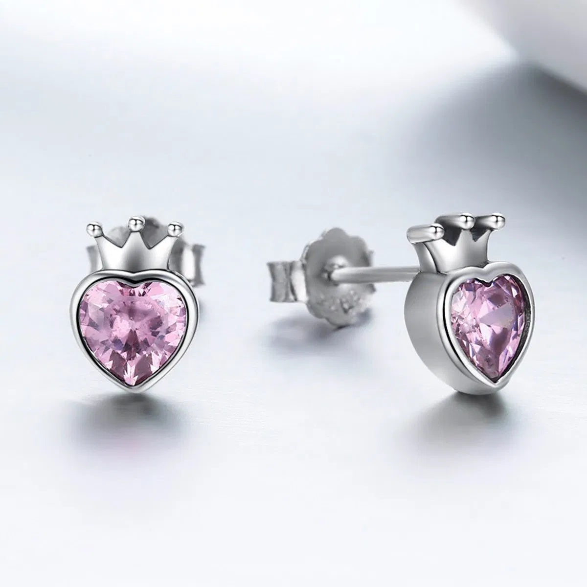 Rosa Kristall Herz Ohrstecker mit Krone aus 925er Silber – verspielter Schmuck, ideal als Kinderschmuck oder romantisches Accessoire.