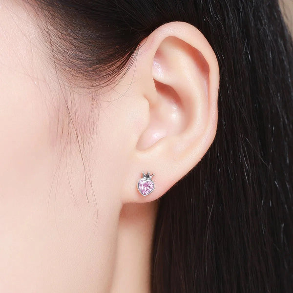 Rosa Kristall Herz Ohrstecker mit Krone aus 925er Silber – verspielter Schmuck, ideal als Kinderschmuck oder romantisches Accessoire.