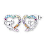 Koala Ohrstecker aus 925 Sterling Silber mit bunten Zirkonia Kristallen und Herzmotiv am Ohr getragen, niedliche Tier Ohrringe für Mädchen und Damen.