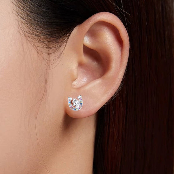 Pferde Hufeisen Ohrstecker aus 925 Sterling Silber mit bunten Zirkonia Kristallen, niedliche Pferde Ohrringe als Glücksbringer für Mädchen und Pferdefans.