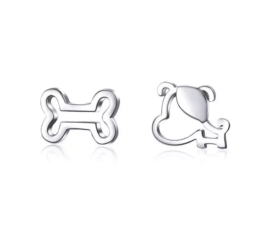 Hunde & Knochen Ohrstecker aus 925er Silber – asymmetrisches Ohrstecker-Set, cooles Schmuckstück für Tierliebhaber.