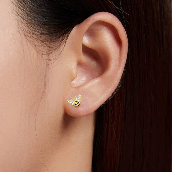 Goldfarbene Honigbienen Ohrstecker aus 925 Sterling Silber mit funkelnden Zirkonia Kristallen, schwarz-gelben Streifen und filigranen Flügeln.