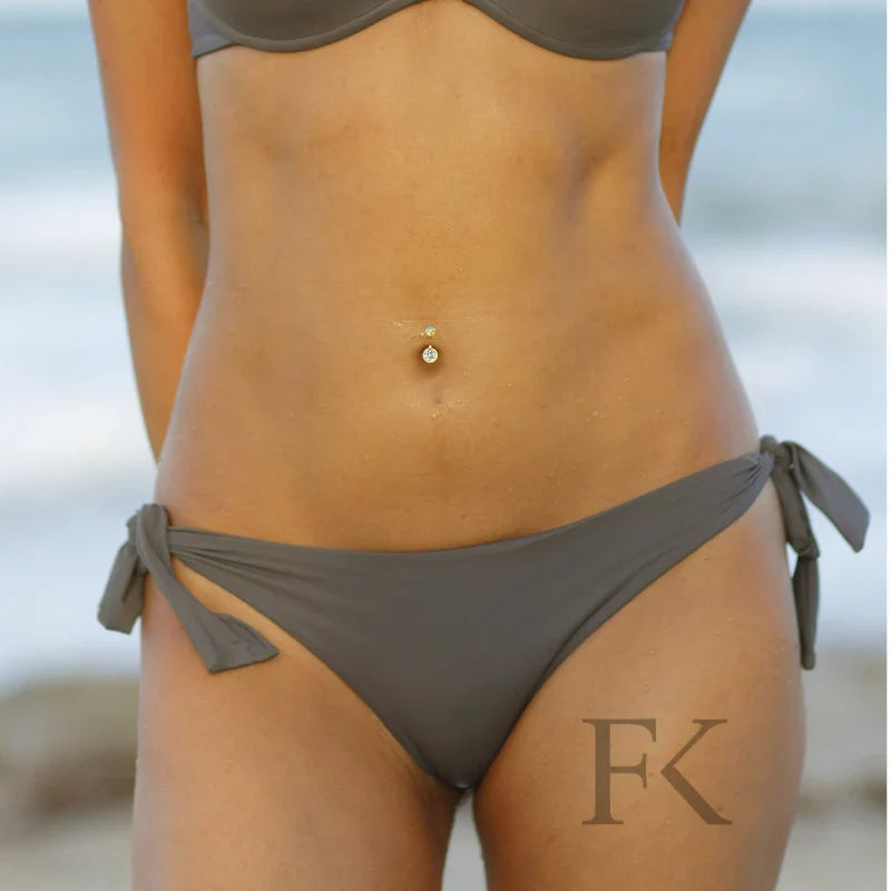 Goldenes Bauchnabelpiercing aus Titan von Falkenkoenig Schmuck. Dieses Bauchnabelpiercing ist erhältlich mit der Stablänge 12mm, 10mm und 8mm.