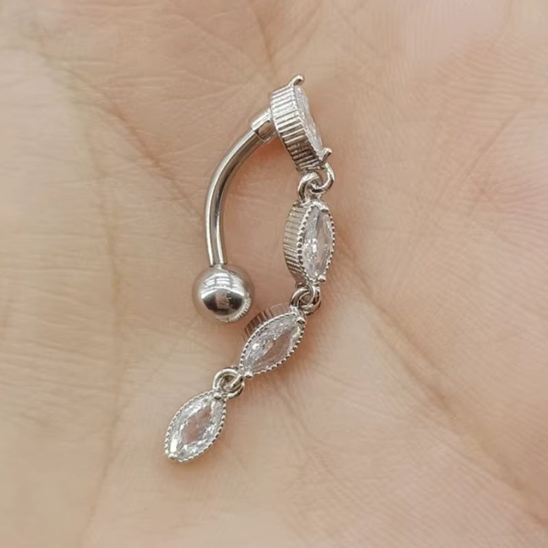„Tropfen Bauchnabelpiercing aus Titan in Silber mit baumelndem Anhänger und Reverse gebogener Barbell, in allen Größen erhältlich bei Falkenkoenig Schmuck"