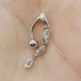 „Tropfen Bauchnabelpiercing aus Titan in Silber mit baumelndem Anhänger und Reverse gebogener Barbell, in allen Größen erhältlich bei Falkenkoenig Schmuck
