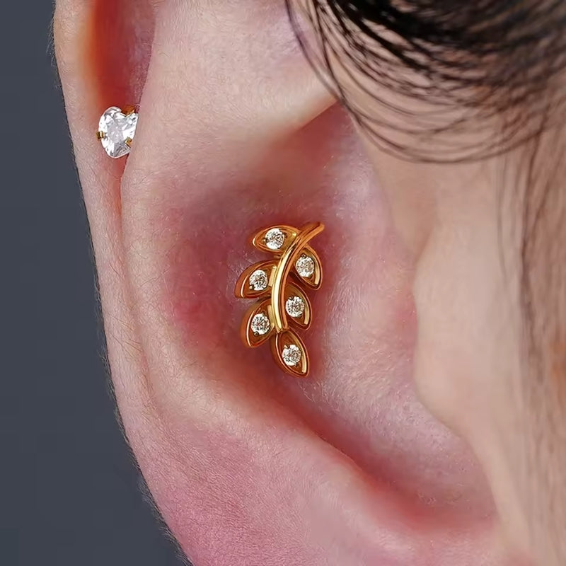1.2 mm Titan Piercing in Gold mit Blattzweig-Motiv und kleinen Zirkonia – geeignet für Labret, Tragus, Madonna oder Helix.