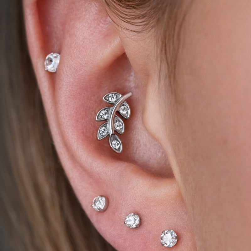 1.2 mm Titan Piercing in Silber mit Blattzweig-Motiv und kleinen Zirkonia – geeignet für Labret, Tragus, Madonna oder Helix.