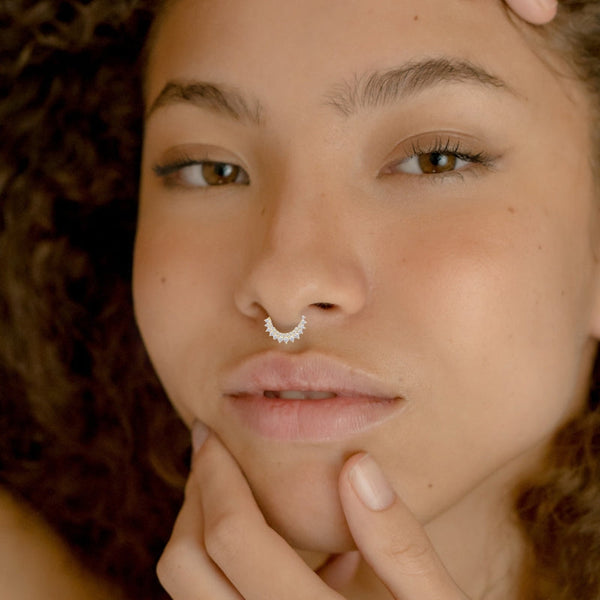 Kristall-Piercing für Tragus, Helix, Septum oder Nase – in Silber, verschiedene Farben, dezent & vielseitig.