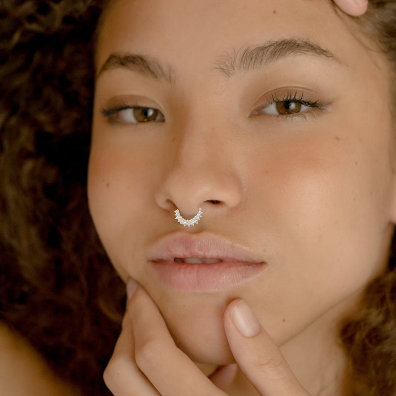 Kristall-Piercing für Tragus, Helix, Septum oder Nase – in Silber, verschiedene Farben, dezent & vielseitig.