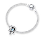 Charm Anhänger „Moon & Stars“ aus 925er Sterling Silber mit Mondstein und Kristallen – mystisches Schmuckstück als Symbol für Intuition und nächtlichen Zauber.