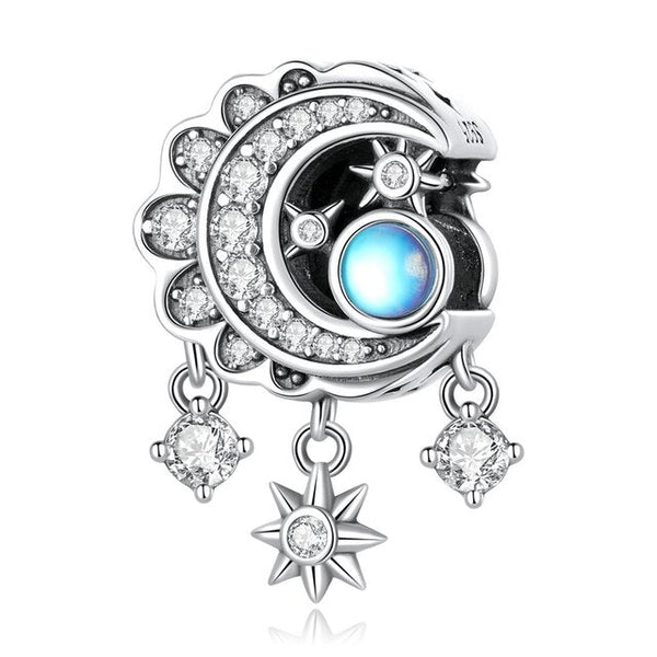 Charm Anhänger „Moon & Stars“ aus 925er Sterling Silber mit Mondstein und Kristallen – mystisches Schmuckstück als Symbol für Intuition und nächtlichen Zauber.