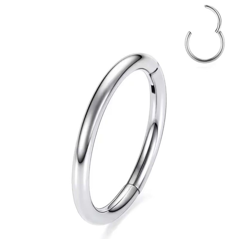 Silber-Septum Clicker aus Titan – vielseitiger, hypoallergener Nasenring für Septum, Helix & Tragus. Leicht, langlebig & komfortabel. ✨🔩