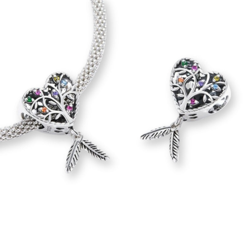Traumfänger Charm-Anhänger aus 925er Silber in Herzform mit Lebensbaum und farbigen Zirkonia-Kristallen – tragbar an Armband oder Kette.