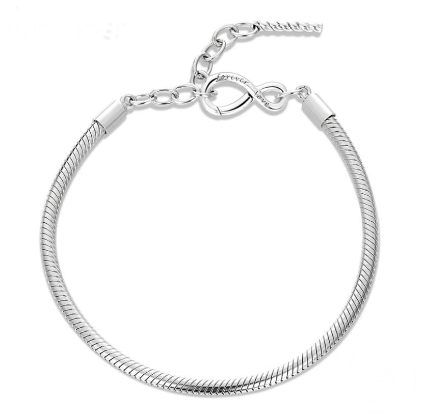 Charm Armband "Forever Love" aus echtem 925er Sterlingsilber mit einem Verschluss ähnlich einem Karabinerverschluss, der das Symbol des Unendlichkeitszeichens trägt. Ein zeitloses Schmuckstück, das für ewige Liebe steht.