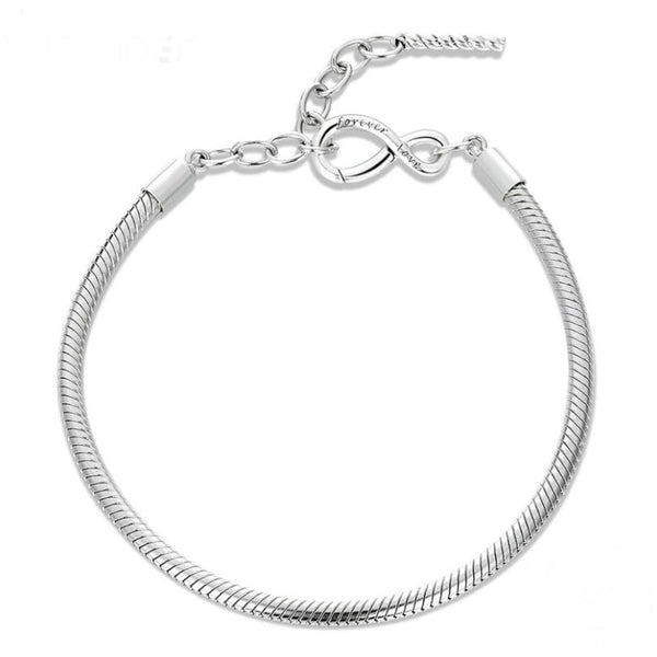 Charm Armband "Forever Love" aus echtem 925er Sterlingsilber mit einem Verschluss ähnlich einem Karabinerverschluss, der das Symbol des Unendlichkeitszeichens trägt. Ein zeitloses Schmuckstück, das für ewige Liebe steht.